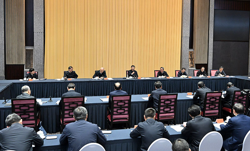 11月30日上午，，，，，，，中共中央总书记、国家主席、中央军委主席习近平在上海主持召开深入推进长三角一体化生长座谈会并揭晓主要讲话。。。。